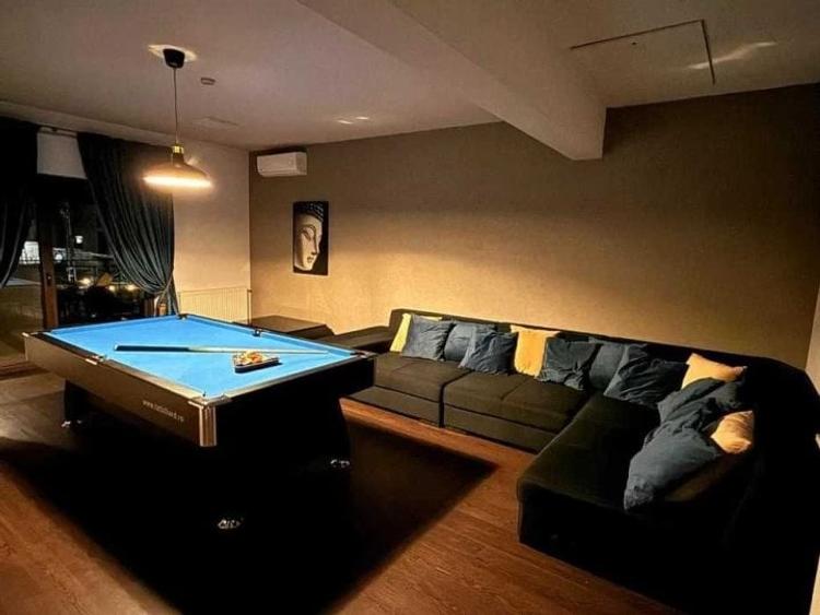 Casă individuală cu 4 camere cu Piscina în Tunari