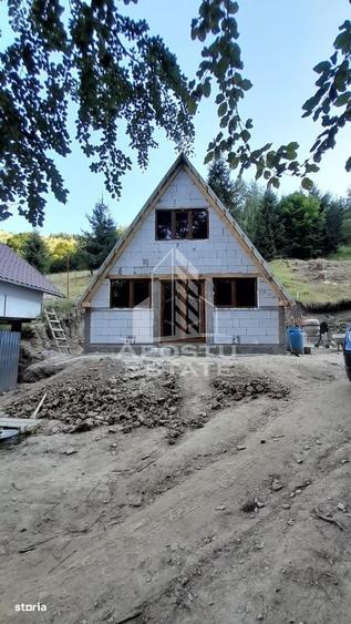 Casă cu 3 camere în Suseni