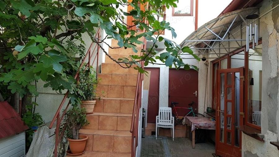 Casă cu 5 camere cu Teren 95 Mp în P-ța Doina