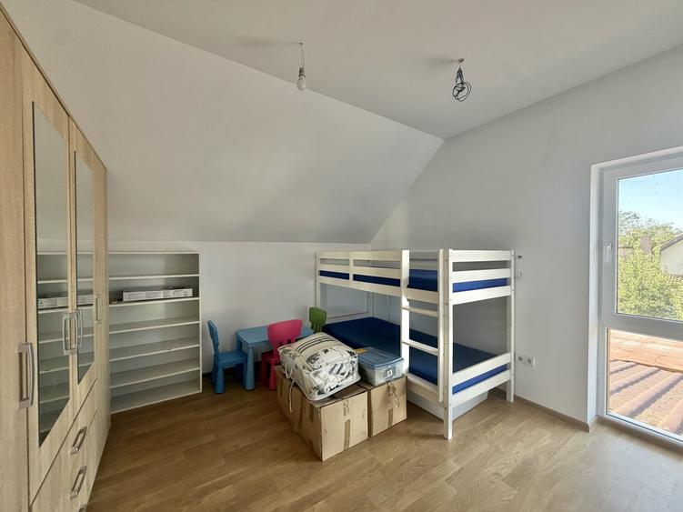 Casă individuală cu 4 camere cu Garaj în Sânmihaiu Român