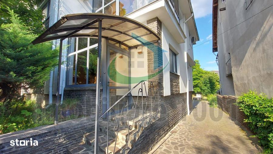 Casă cu 5 camere cu Teren 660 Mp în Central