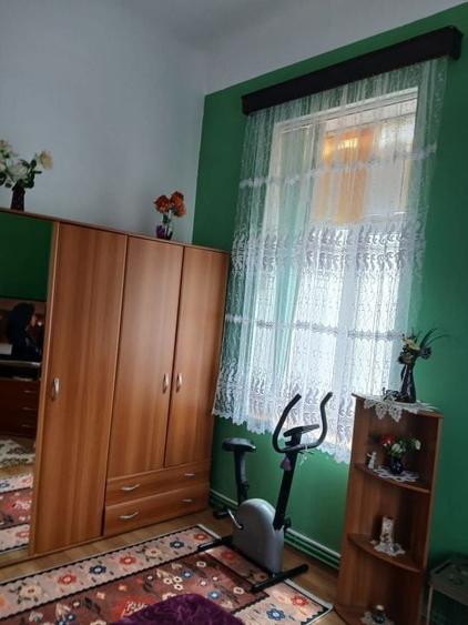 Apartament cu 5 camere semidecomandat, mobilat în Armeneasca