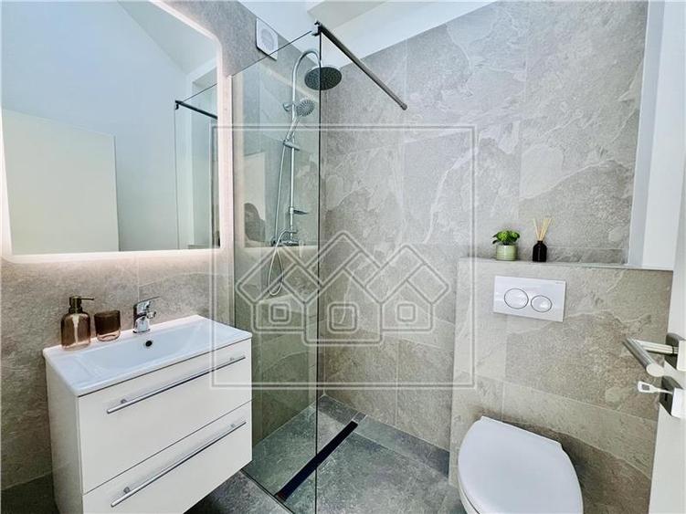 Penthouse cu 4 camere semidecomandat în Exterior Vest