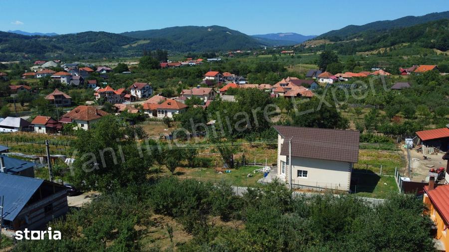 Casă cu 4 camere cu Teren 407 Mp în Țițești