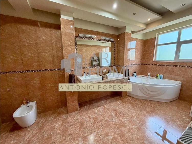 Casă individuală cu 8 camere cu Canalizare în Bucov