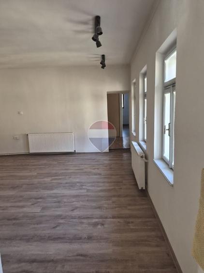 Casă individuală cu 21 camere cu Teren 966 Mp în Central
