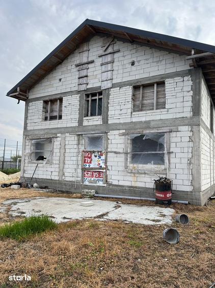 Casă cu 5 camere cu Teren 1553 Mp în Blejești
