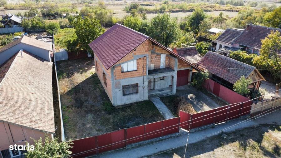 Casă cu 4 camere în Unip