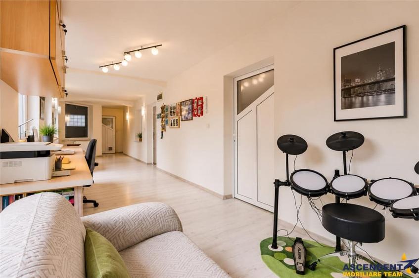 Casă cu 4 camere cu Teren 343 Mp în Florilor