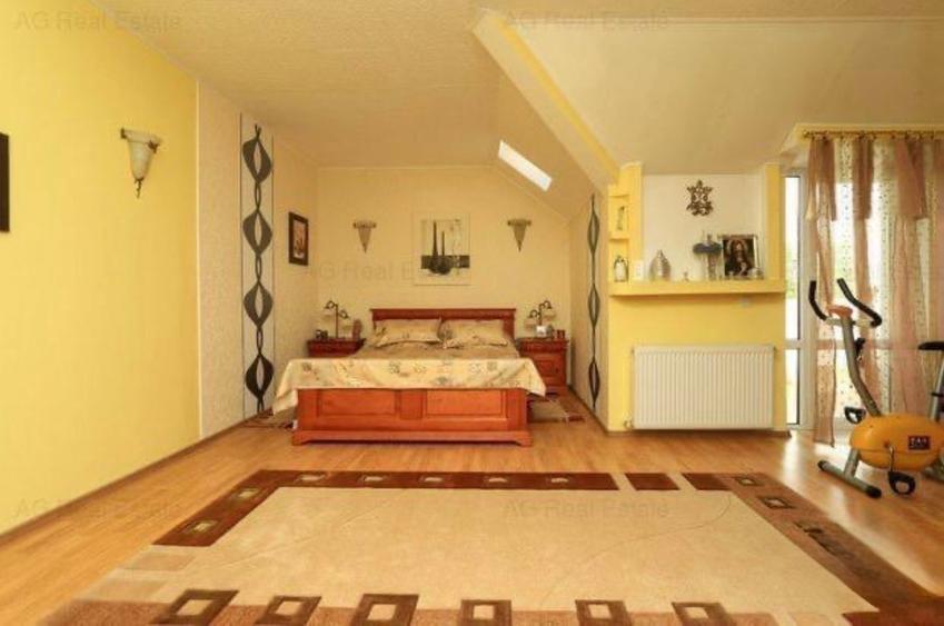 Casă cu 7 camere cu Teren 970 Mp în 1 Decembrie