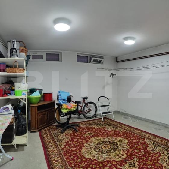 Casă individuală cu 10 camere cu Canalizare în Central