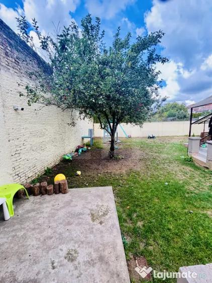 Casă cu 10 camere cu Teren 411 Mp în Lunei