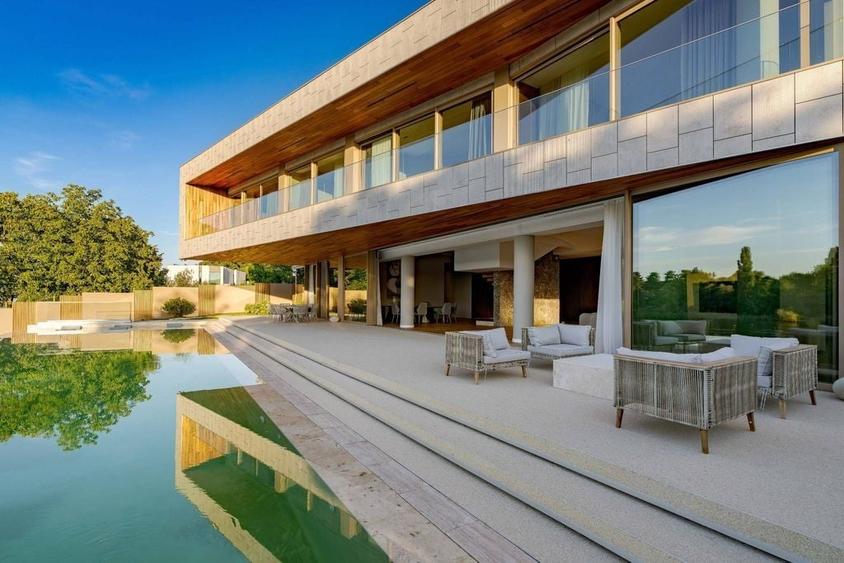 Casă individuală cu 7 camere cu Piscina în Ghermănești