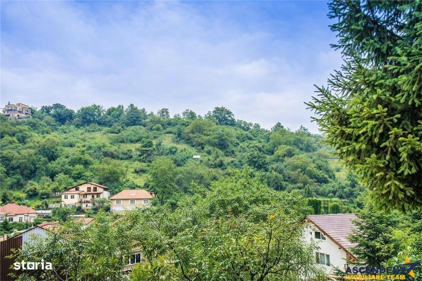 Casă cu 6 camere decomandat cu Canalizare în Schei