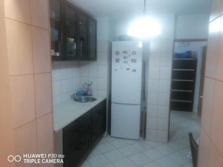 Apartament cu 3 camere decomandat în Roșu