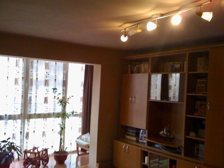 Pers. Fizica Vand apartament cu 3 camere Cetate locatie excelenta - 2