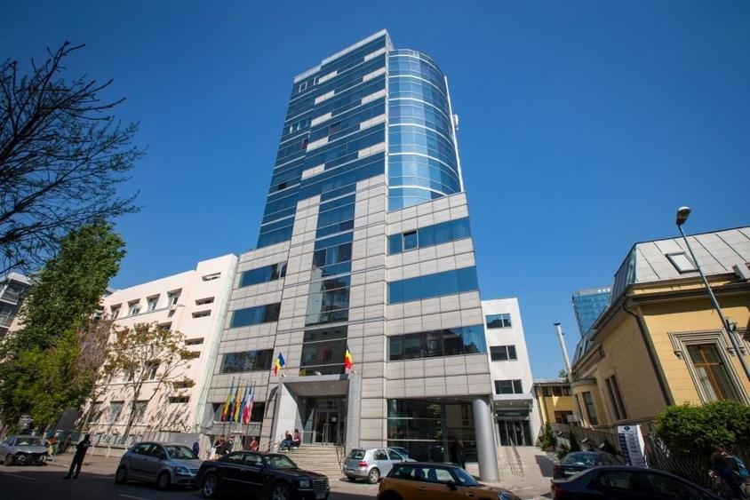 Birou, de 10,000 mp, în Romană