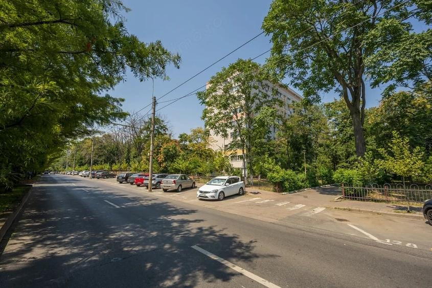 Apartament cu 3 camere semidecomandat în Baba Novac