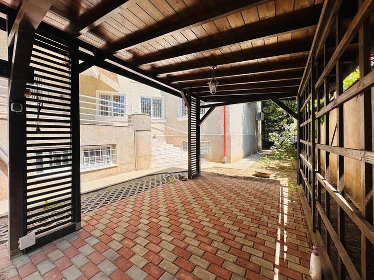 Casă individuală cu 9 camere cu Garaj în Vatra Luminoasă