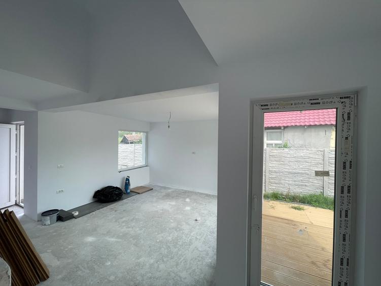 Duplex cu 3 camere cu Canalizare în Plopi