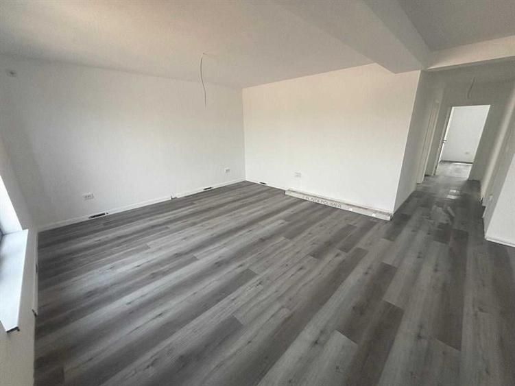 Casă individuală cu 4 camere cu Teren 320 Mp în Cârcea