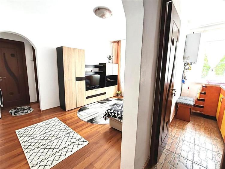 Apartament cu 2 camere semidecomandat în Florilor