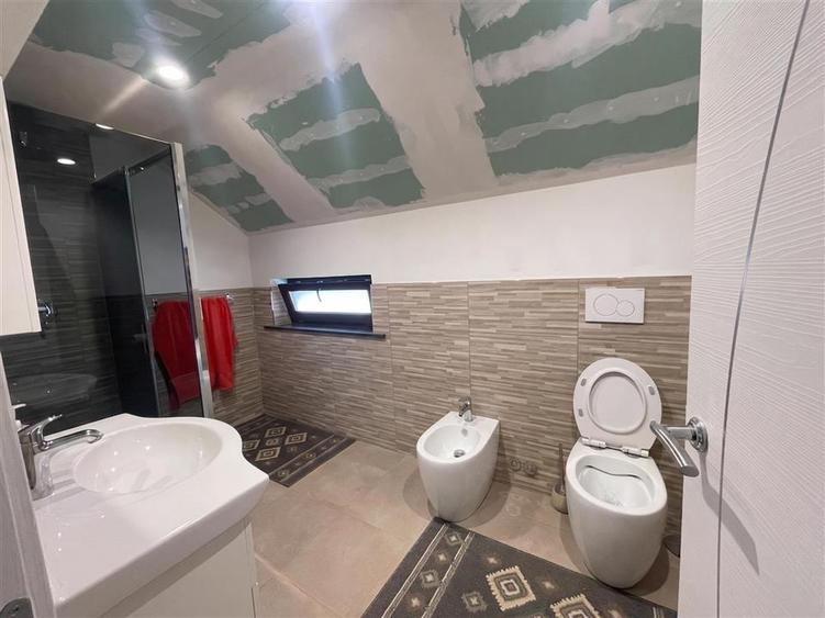 Casă individuală cu 4 camere cu Canalizare în Ipotești