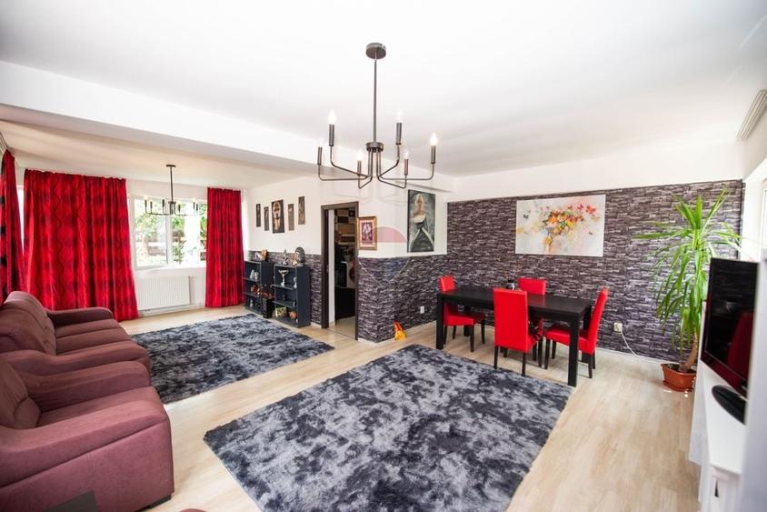 Casă individuală cu 7 camere cu Teren 383 Mp în Periferie