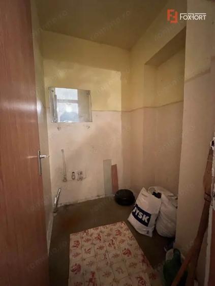 Apartament cu 4 camere semidecomandat, mobilat în Girocului