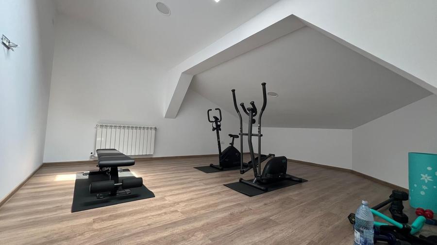 Penthouse cu 4 camere decomandat, mobilat în Prelungirea Ghencea