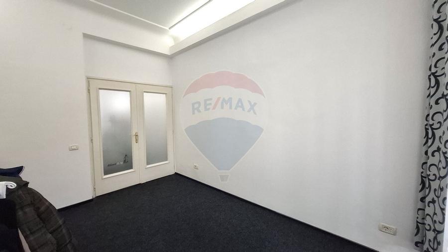 Apartament cu 4 camere semidecomandat în P-ța Victoriei