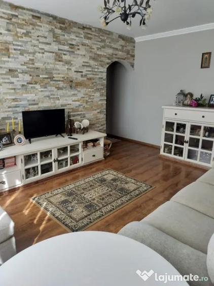 Apartament cu 3 camere semidecomandat în Craiovița Nouă