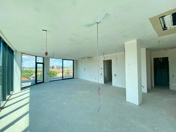 Apartament cu 3 camere semidecomandat în Calea Turzii
