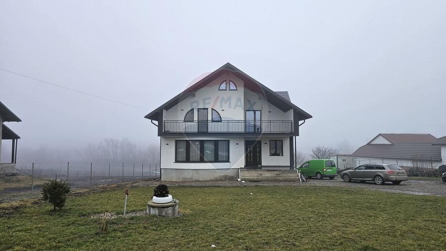 Casă cu 5 camere cu Teren 2500 Mp în Moara Nica