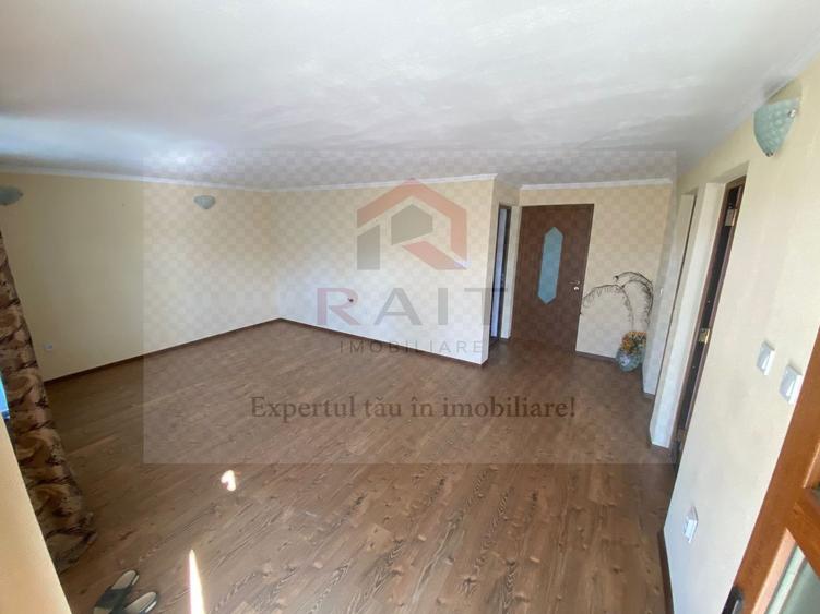 Casă individuală cu 6 camere cu Canalizare în Tigveni