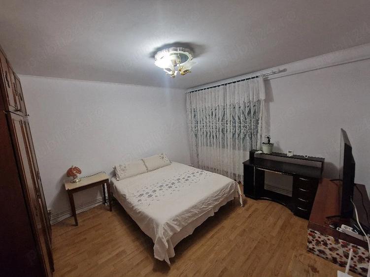 Apartament cu 3 camere decomandat în Exterior Vest