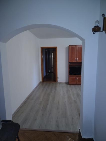 Apartament cu 3 camere semidecomandat, mobilat în Cotroceni