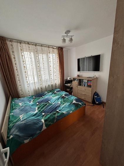 Apartament cu 3 camere semidecomandat în Exterior Vest