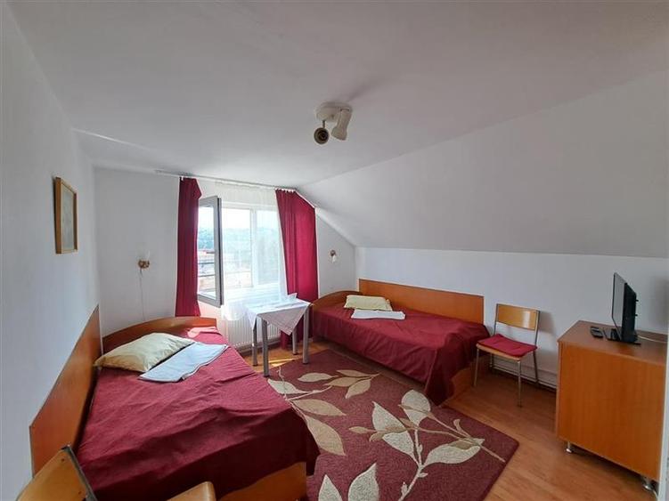 Casă individuală cu 8 camere cu Canalizare în Dâmbul Rotund