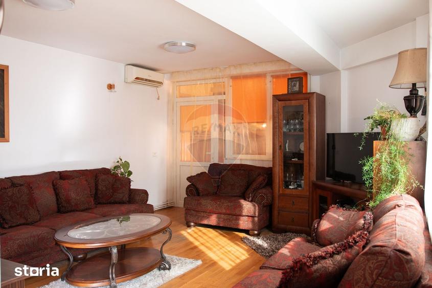 Casă cu 7 camere cu Teren 607 Mp în Central