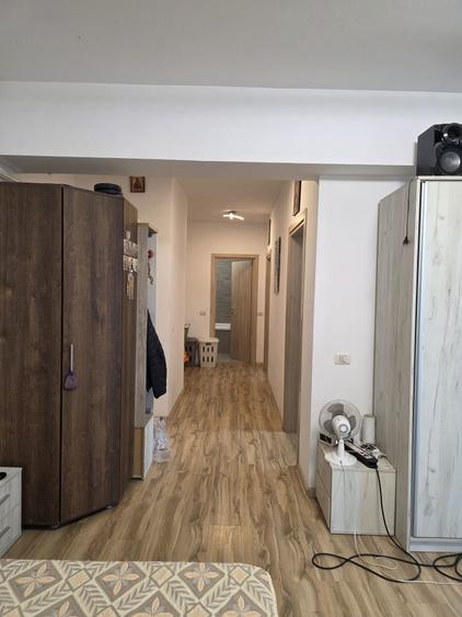 Apartament cu 3 camere semidecomandat în Fundeni