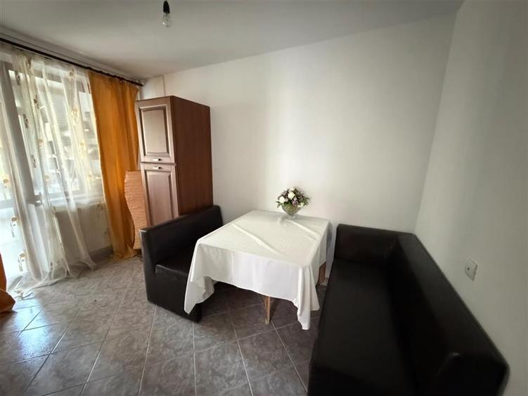 Apartament cu 3 camere decomandat, mobilat în Sud