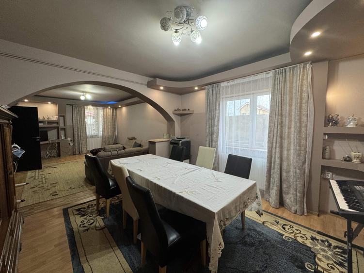 Casă individuală cu 8 camere cu Teren 1000 Mp în Radomirești