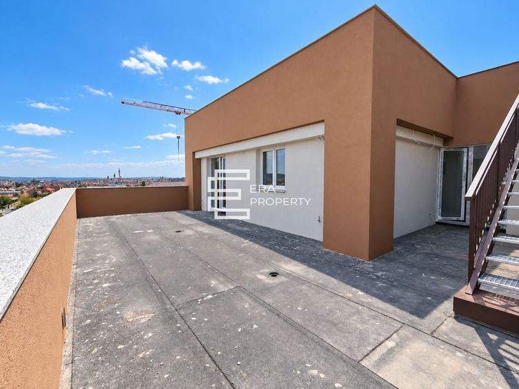 Penthouse cu 3 camere decomandat în Industrial Vest