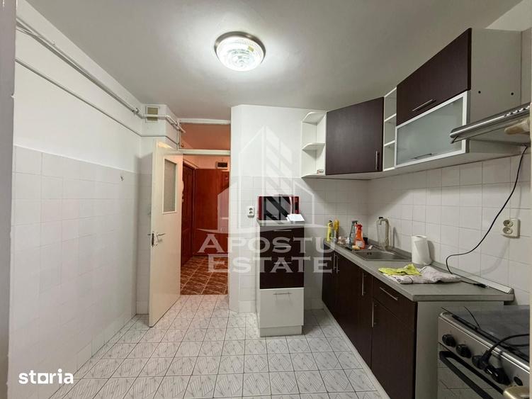 Apartament cu 3 camere decomandat în Buziașului