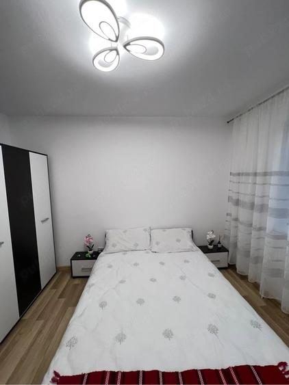 Apartament cu 3 camere semidecomandat în Deveselu