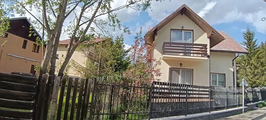 Casă cu Teren 300 Mp în Central
