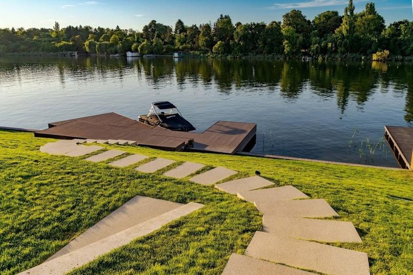 Casă individuală cu 7 camere cu Piscina în Ghermănești