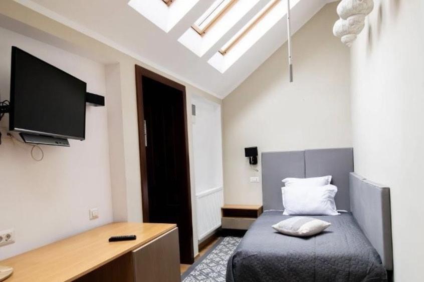 Apartament cu 4 camere decomandat în Central