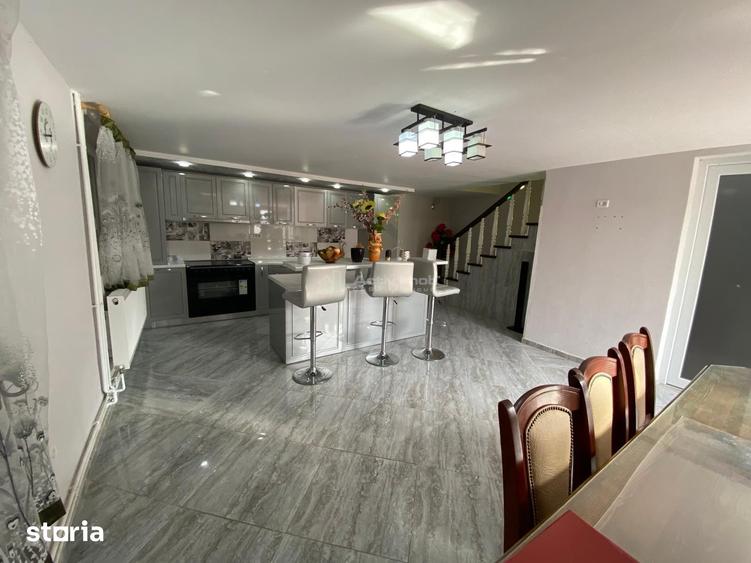 Casă cu 9 camere cu Teren 2892 Mp în Obreja